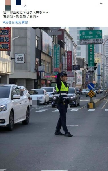 台南馬尾正妹女警指揮交通！網笑歪：難怪塞車