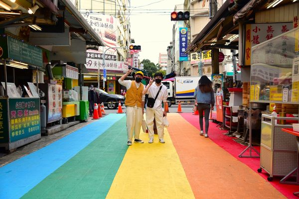 花蓮最新70米「彩虹跑道」　順遊吃公正街包子