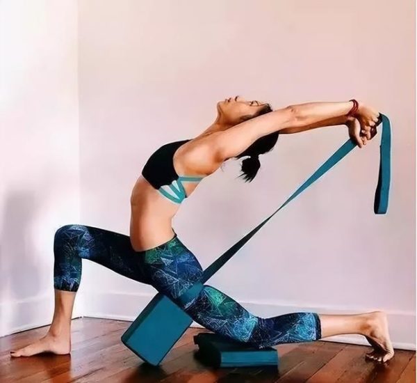 伸展帶、瑜伽磚該怎麼使用？7種簡易用法看圖一次就懂