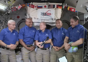 (影)NASA被抓包造假？網友發現國際空間站氣球掉落，太空人根本沒失重？