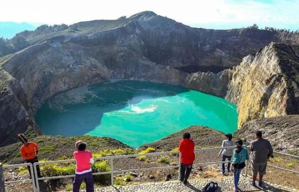 印尼危險又迷人的三色火山湖