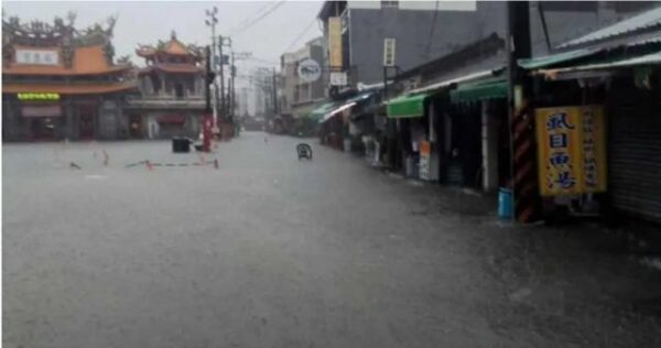 雨彈狂炸、台南淹水！只能靠SUP載孩子外出　市民湧黃偉哲臉書洗版