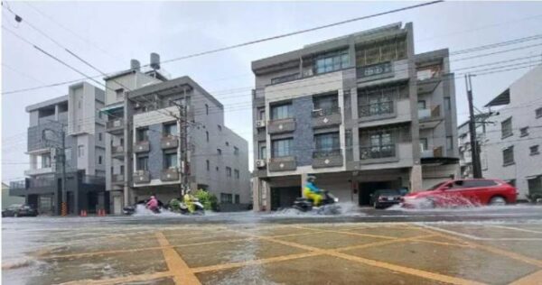 雨彈狂炸、台南淹水！只能靠SUP載孩子外出　市民湧黃偉哲臉書洗版