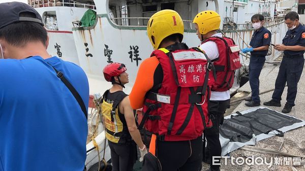 高雄旗津漁港驚見浮屍！遺體腫脹卡船底待撈