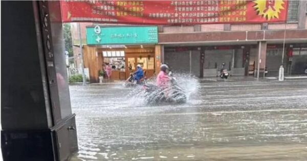 雨彈狂炸、台南淹水！只能靠SUP載孩子外出　市民湧黃偉哲臉書洗版