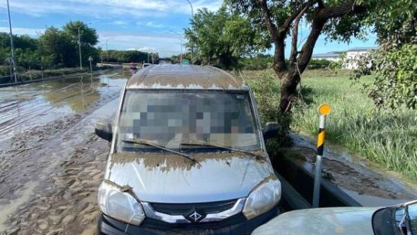 (影)嘉義台82線淹成大海 廂型車驚見一對男女遭滅頂活活溺斃