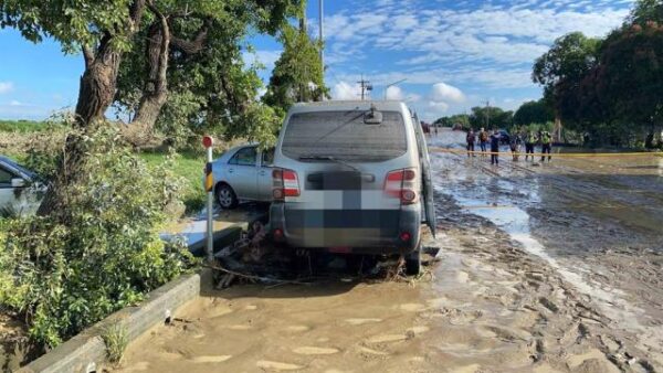 (影)嘉義台82線淹成大海 廂型車驚見一對男女遭滅頂活活溺斃