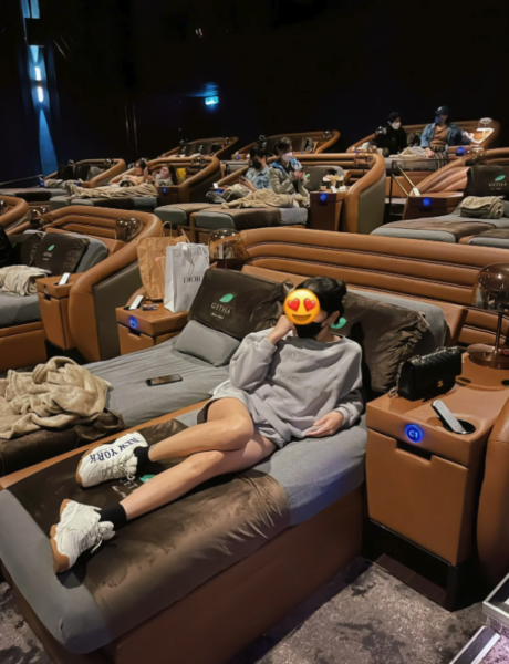 新創行業》「情侶雙人床電影院」爆紅 躺在床上爽看電影設備也很狂