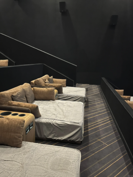 新創行業》「情侶雙人床電影院」爆紅 躺在床上爽看電影設備也很狂