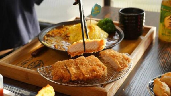 台中學區附近平價美食「山川咖哩」  推薦滑蛋起司以及限定的炸牛肉餅