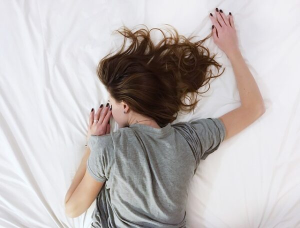 經常腰痛的人 用什麼姿勢睡覺比較好？睡覺的床墊該怎麼選？