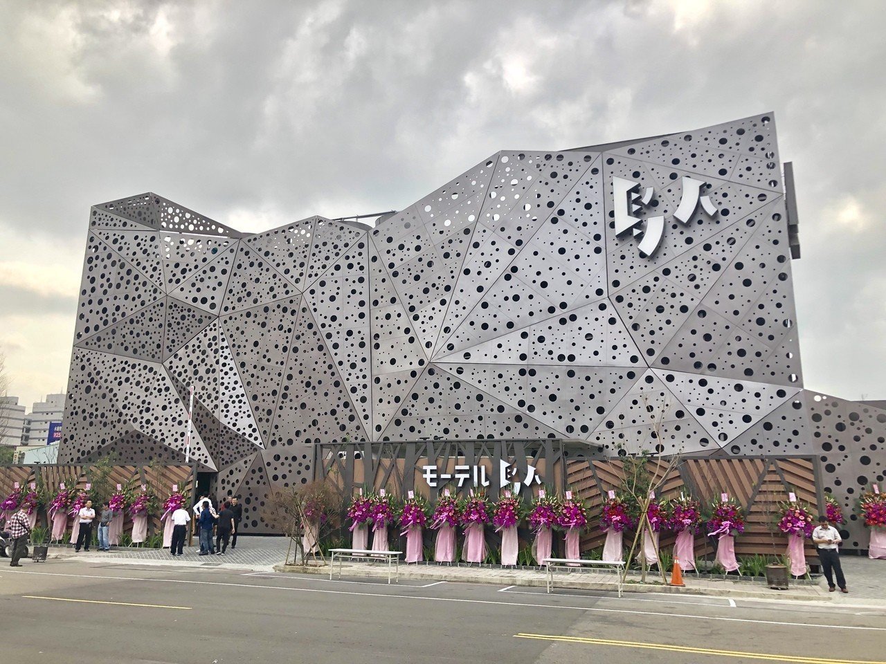 地窖洞穴睡一晚 台中 鳥人 新旅店開幕居然有 山洞 地窖風 生活大小事