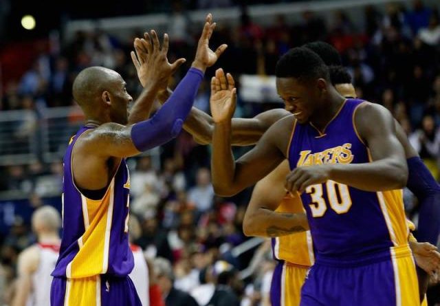 NBA》Kobe最後一舞 藍道爆料想出手卻被老大狂嗆：「喂，你想讓全場球迷球噓爆你嗎？快把那該死的球傳給我。」
