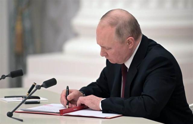 俄羅斯總統普丁承認烏東2共和國獨立 下令俄軍入侵烏克蘭東部