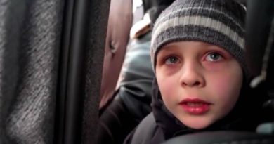 (影)殘酷！戰火逼烏克蘭父子分離 男童淚訴：爸爸要變賣家當上戰場