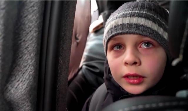(影)殘酷！戰火逼烏克蘭父子分離 男童淚訴：爸爸要變賣家當上戰場