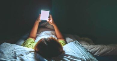 睡前滑手機會影響睡眠嗎？專家：一種情況下反而更助眠