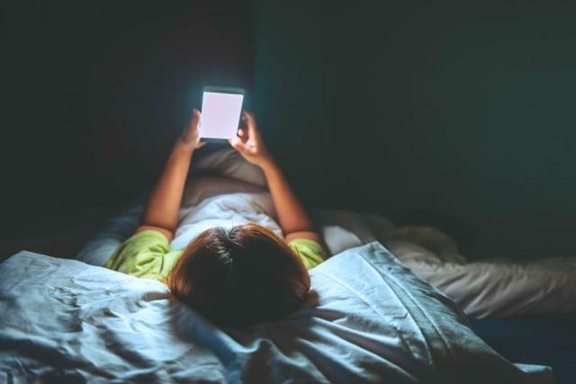 睡前滑手機會影響睡眠嗎？專家：一種情況下反而更助眠