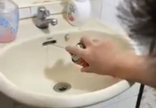 網友分享朝洗手台黑洞噴殺蟲劑短片 超噁畫面讓數千人驚嚇：差點閃尿