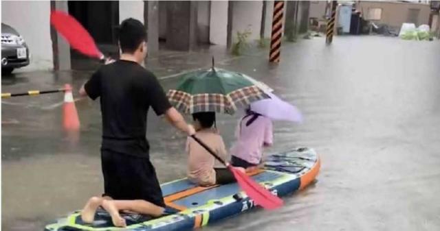 雨彈狂炸、台南淹水！只能靠SUP載孩子外出　市民湧黃偉哲臉書洗版