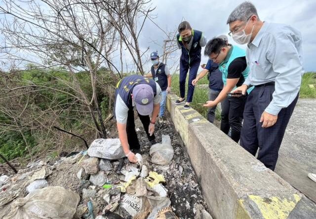 超可惡！沒水準！台南急水溪遭亂倒垃圾 竟有尿袋等感染性廢棄物
