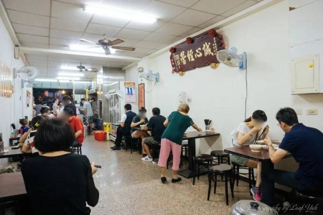 隱藏版的小吃！「南港炒牛肉店」 全店只賣三樣！吃飯時間人潮滿滿